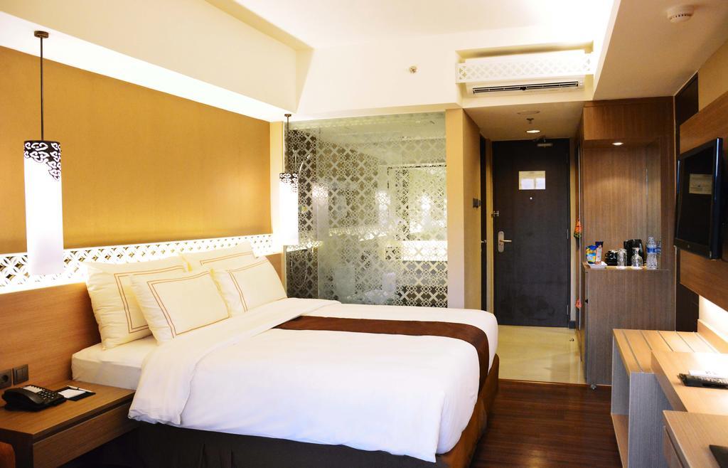 Отель Ramada By Wyndham Bali Sunset Road Kuta Семиньяк Экстерьер фото